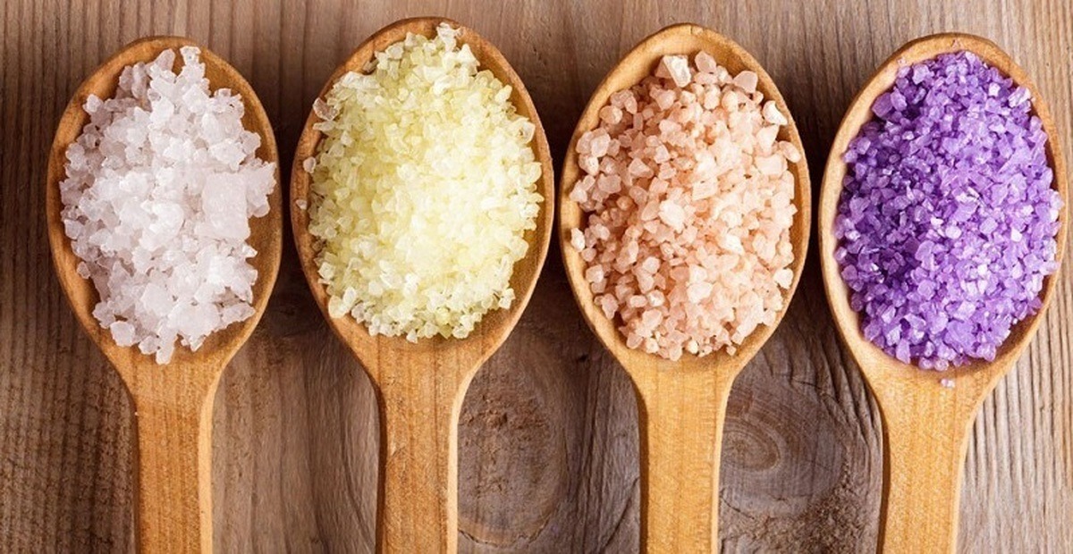 مدیرکل فرآورده‌های غذایی و آشامیدنی سازمان غذا و دارو درباره تبلیغات نادرست در خصوص نمک‌های رنگی و ادعا‌های درمانی آنها هشدار داد و تأکید کرد که مصرف بی‌رویه این نمک‌ها می‌تواند خطرات مشابه نمک‌های معمولی برای سلامت ایجاد کند.