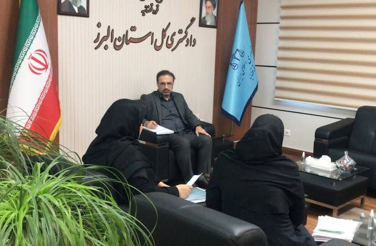 رئیس کل دادگستری و تعدادی از مدیران قضایی استان در روز جاری با وجود تصمیم کارگروه اضطرار آلودگی هوا در استان البرز مبنی بر امکان دورکاری دستگاه‌ها در روز‌های سه شنبه و چهارشنبه این هفته به سبب آلودگی هوا، در محل کار حاضر شده و با توجه به ضرورت بررسی برخی درخواست‌های مردمی، به مشکلات طرح شده توسط مراجعان رسیدگی کردند.