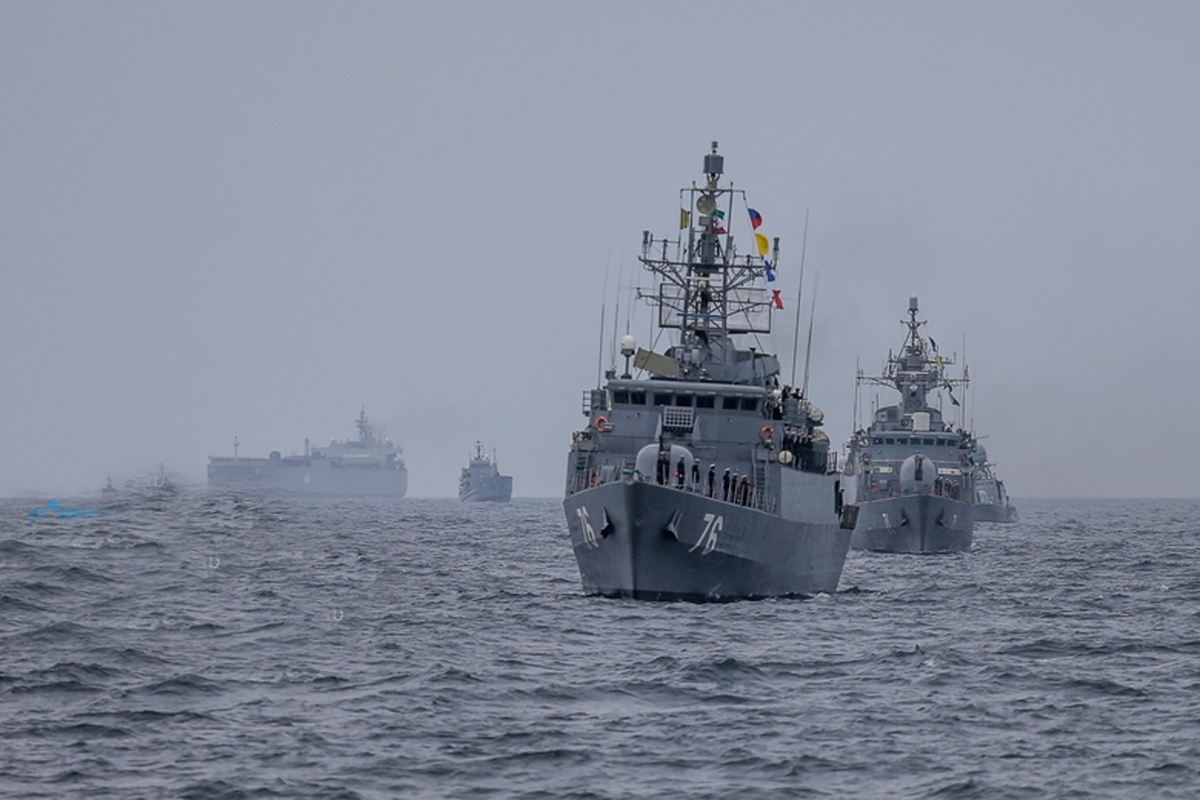 رئیس ستاد و معاون هماهنگ کننده ارتش جمهوری اسلامی ایران در پیامی به مناسبت هفتم آذر روز نیروی دریایی تاکید کرد: این نیرو با تاکتیک‌های ابتکاری و روحیه جهادی دریا را از صحنه تهدید به میدان عزت و اقتدار بدل ساخته است.