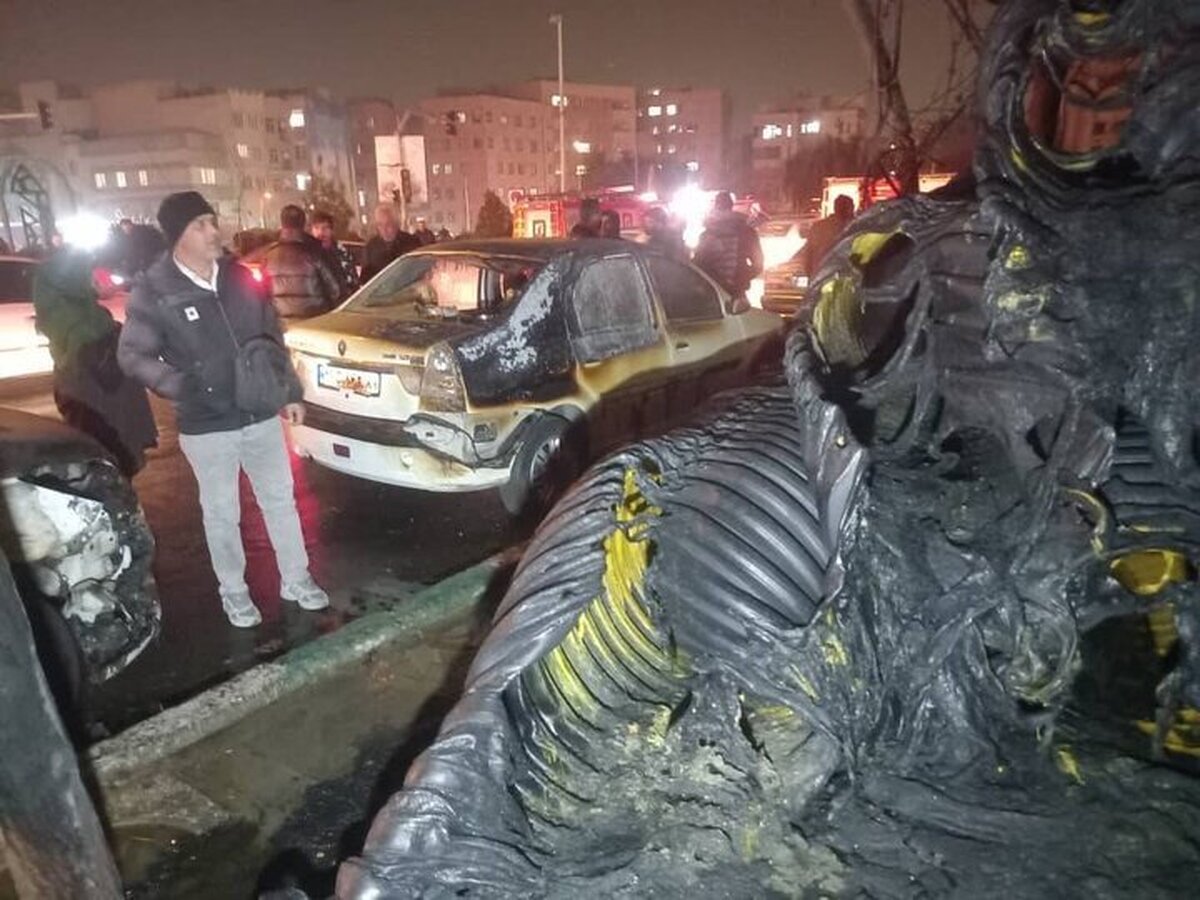 سخنگوی آتش نشانی شهر تهران گفت: آتش‌سوزی لوله‌های پلی‌اتیلن کنار خیابان در بزرگراه یادگار، با خسارت به چند خودرو و سقف منازل ویلایی، بدون تلفات جانی مهار شد.