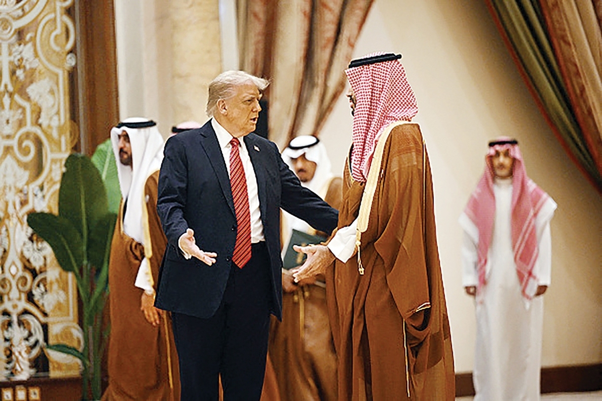 در گزارشی که دیروز (۲۶ نوامبر ۲۰۲۵) توسط آکسیوس منتشر شد، جزئیات جدیدی از جلسه هفته گذشته دونالد ترامپ، رئیس‌جمهور ایالات متحده و محمد بن سلمان، ولیعهد عربستان سعودی در کاخ سفید فاش شد که تصویری پرتنش از این دیدار را ترسیم می‌کند. برخلاف ظاهر دوستانه و لبخندهای اجباری در برابر دوربین‌ها، گفته می‌شود بحث‌های خصوصی میان دو رهبر به سرعت به یک جدال دیپلماتیک تبدیل شده است.