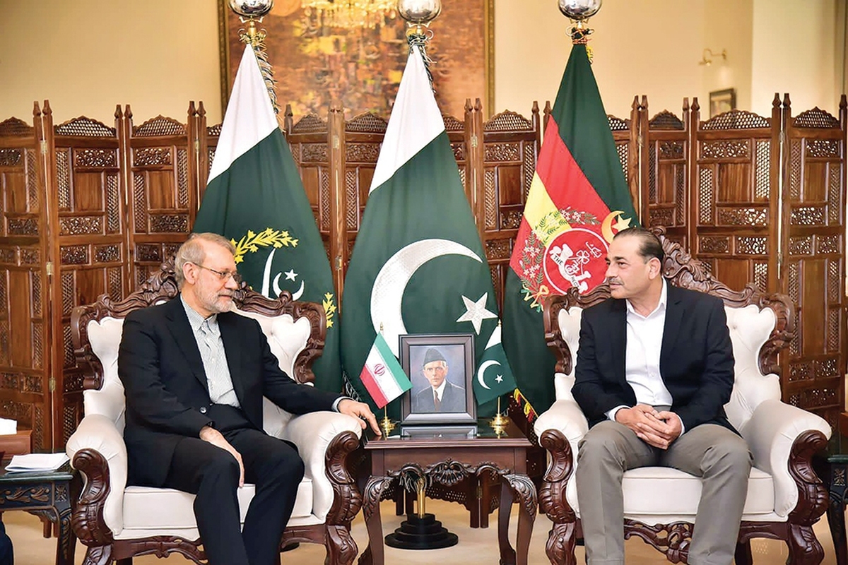 سفر دو روزه علی لاریجانی، دبیر شورای عالی امنیت ملی ایران به پاکستان و دیدارهای گسترده او با عالی‌ترین مقامات این کشور، بیش از هر چیز نشان‌دهنده عزم تهران و اسلام‌آباد برای ارتقای روابط استراتژیک دو کشور است. این سفر در ادامه مجموعه تماس‌ها و دیدارهای چند هفته اخیر و در چارچوب گفت‌وگوهای امنیتی، اقتصادی و منطقه‌ای صورت گرفت و به وضوح این پیام را به منطقه و جهان مخابره کرد که روابط دوسویه وارد مرحله‌ای راهبردی شده است.