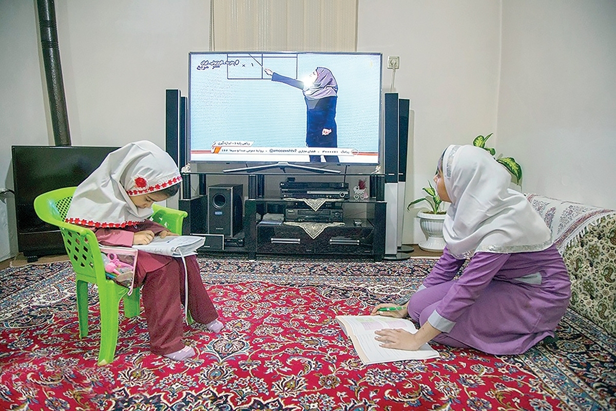 در روزهایی که آلودگی هوا و شیوع آنفلوآنزا شرایط آموزش حضوری را دشوار کرده‌، وزارت آموزش‌وپرورش با همراهی رسانه ‌ملی، قرار است به‌زودی پروژه مدرسه تلویزیونی ایران را فعال کند؛ پروژه‌ای که می‌تواند مهم‌ترین چالش این روزها یعنی وقفه در آموزش را برطرف کند. البته که آموزش‌وپرورش پیش از آغاز سال تحصیلی، برنامه‌ریزی‌ها و جلساتی را برای اجرای این برنامه در روزهای خاص کشور ازجمله شرایط ناپایدار جوی کرده است و حالا سازمان صداوسیما تمام‌قد و با استفاده از همه ظرفیت‌هایش، در کنار دانش‌آموزان و خانواده‌ها ایستاده تا هیچ دانش‌آموزی از آموزش فاصله نگیرد.