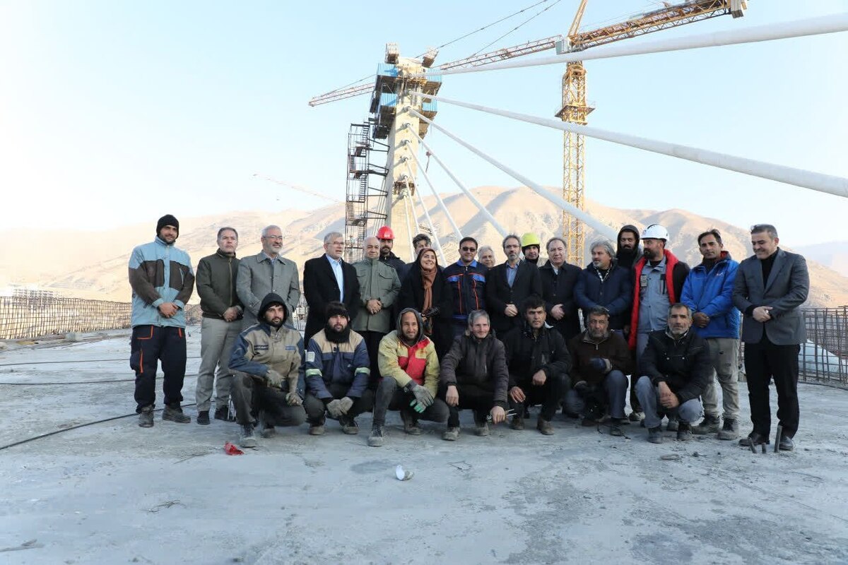 وزیر راه و شهرسازی با اشاره به پیشرفت قابل توجه پروژه کنارگذر شمالی کرج گفت: پل بزرگ این آزادراه که به‌طور کامل توسط مهندسان ایرانی طراحی و اجرا شده، یکی از شاهکار‌های مهندسی کشور است و با بهره‌برداری از آن بخش قابل توجهی از ترافیک تهران، کرج و ۱۰ استان کشور کاهش خواهد یافت.