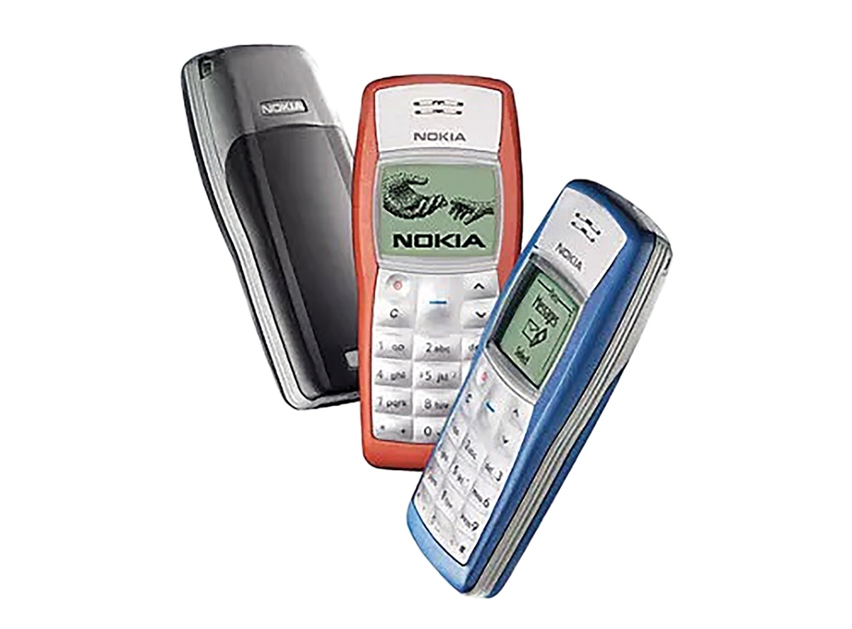 اواخر دهه۷۰شمسی،تلفن همراه در ایران چیزی فراتر از یک ابزار بود؛نماد ورود به عصر جدید،شاخص تفاوت طبقاتی و پنجره‌ای کوچک به جهانی که تازه داشت برای‌مان شکل می‌گرفت. در بازار موبایلی که تقریبا تنها نوکیا حرف اول و آخر را می‌زد، مدل‌های ۶۱۱۰(معروف به «آجری»)،۳۲۱۰، ۳۳۱۰ و کمی بعد ۳۳۵۰ هر کدام به نوبت، آینده را به‌دست ما سپردند.