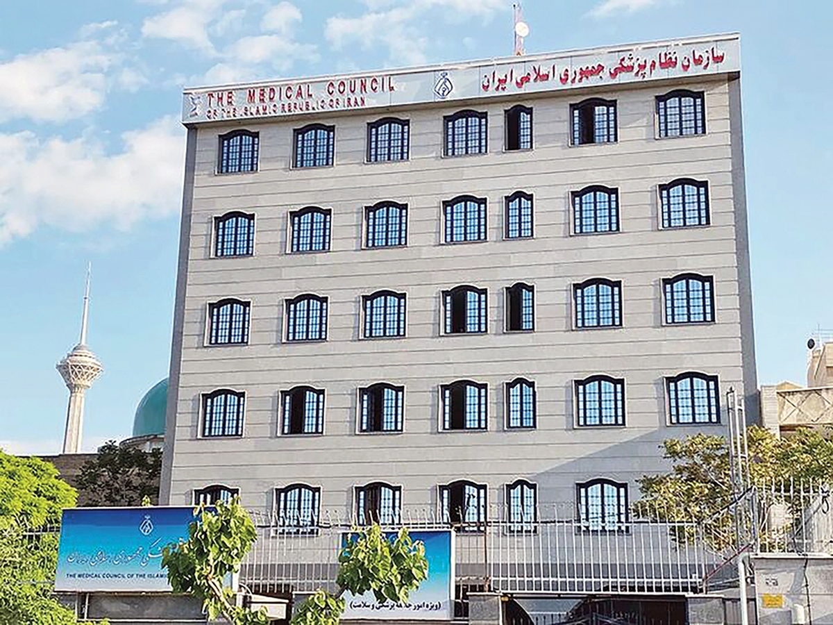 محمد رئیس‌زاده برای یک دوره‌ دیگر سکاندار سازمان نظام پزشکی کشور شد. این در حالی است که حوزه سلامت این روزها با چالش‌های زیادی مواجه شده که رفع آنها در گرو اقداماتی است که حق پزشکان و شهروندان را به رسمیت بشناسد. باتوجه به این‌که تصمیمات رئیس‌کل سازمان نظام پزشکی می‌تواند در رفع این مشکلات تاثیرگذار باشد از کارشناسان مختلف پرسیده‌ایم سازمان نظام پزشکی در نهمین دوره خود چه مسائلی را باید در اولویت قرار دهد.