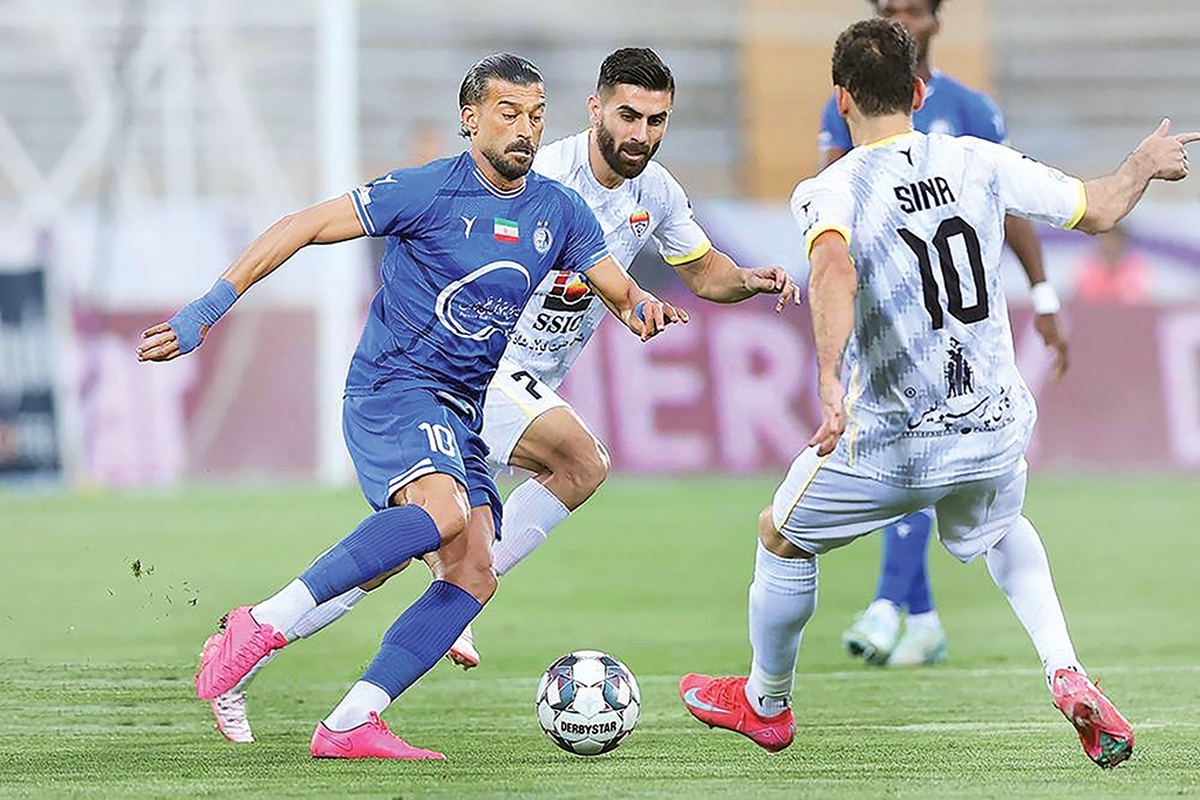 ورزشگاه شهدای شهر قدس امروز میزبان یکی از حساس‌ترین بازی‌های هفته یازدهم لیگ برترخواهد بود‌؛ مصاف استقلال و فولاد در فاصله ۴ روز تا شهرآورد بزرگ پایتخت. آبی‌پوشان پس از پشت‌سر گذاشتن دیدار‌های فشرده مقابل پادیاب خلخال در جام‌حذفی و الوصل امارات در لیگ قهرمانان آسیا، اکنون در آستانه سومین مسابقه خود پس از تعطیلات فیفادی قرار دارند‌؛ رویارویی خانگی با فولاد خوزستان نه‌تنها آخرین آزمون استقلال پیش از دربی حساس پایتخت است، بلکه می‌تواند تعیین‌کننده جایگاه روحی و امتیازی این تیم در آستانه جدال بزرگ برابر پرسپولیس باشد. با پیروزی سرخ‌پوشان در بازی با شمس آذر، استقلال برای این‌که با دستی پر وارد مصاف دربی شود، نیاز جدی به شکست فولاد دارد.