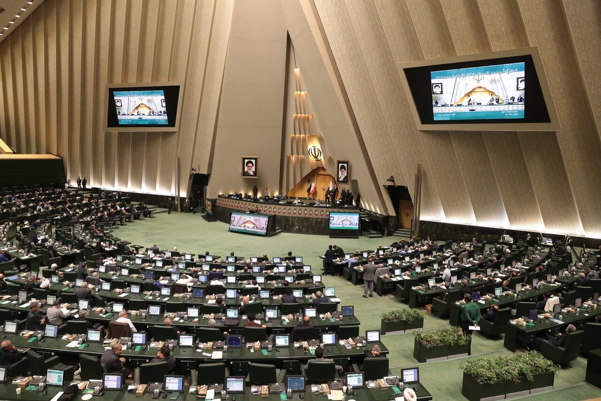 مجلس: دولت سهمیه سوخت را به کارت‌ های‌ بانکی منتقل کند