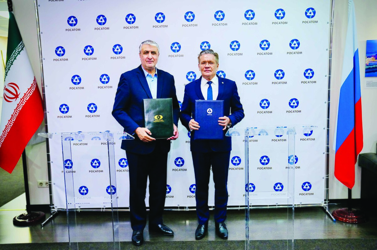 غرب به سرکردگی آمریکا توسط رژیم صهیونیستی و در فضای پرقدرت رسانه‌ای خود به اشکال مختلف سعی در ایجاد انحراف در برنامه هسته‌ای صلح‌آمیز ایران دارد. اکنون آنها با تکیه بر پرونده معروف برجام و پررنگ کردن موضوع «مکانیسم ماشه» به دنبال مسیر جدیدی برای فشار بر ایران هستند. سازمان انرژی‌اتمی ایران روندی عقلانی و توأم با فکر را در مسیر دیپلماسی کشور دنبال می‌کند تا نشان دهد این بهانه‌جویی‌ها تاثیری در حرکت روبه‌رشد صنعت هسته‌ای ما نخواهد داشت.