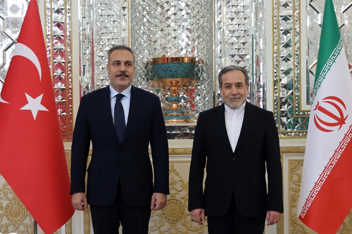 وزیر امور خارجه در نشست خبری مشترک با وزیر امور خارجه ترکیه با اشاره به اینکه در این دیدار بر لزوم رفع موانع پیش‌روی تجارت و سرمایه‌گذاری میان دو کشور تاکید شد، گفت: قرار شد که با برگزاری شورای عالی همکاری و کمیسیون مشترک اقتصادی میان دو کشور، به‌صورت ویژه به این موارد پرداخته شود.