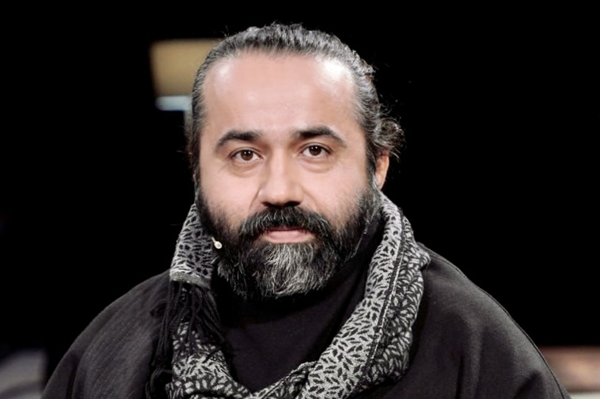 امین سعدی کارگردان نمایش معتقد است هدف از اشاره به پدر در اثرش آب، خاک، سرزمین و مام وطن است.