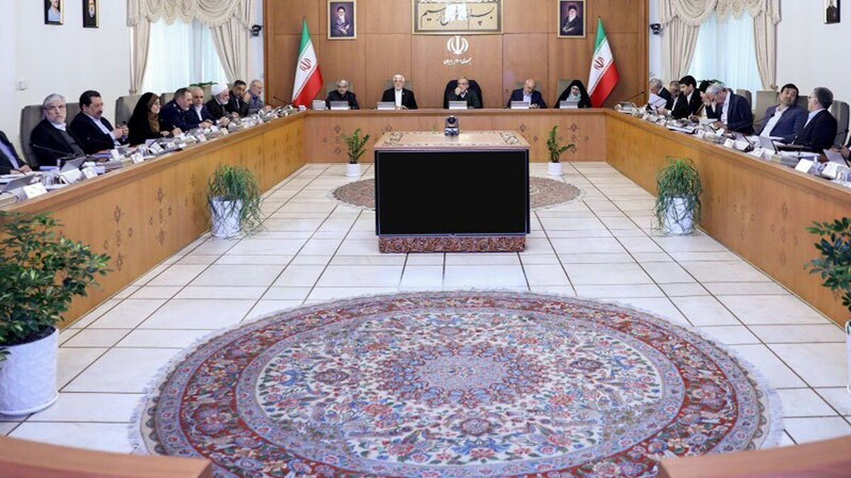 رئیس جمهور با بیان اینکه فرمایشات رهبر انقلاب برای دولت پشتوانه‌ای محکم است، گفت: قلباً از این پشتیبانی قدردانی می‌کنم. مهم‌ترین دستور کار ما این است که با انسجام و وحدت و با پشتکار و تلاش شبانه‌روزی و خستگی‌ناپذیر و نیز امید به آینده، در مسیر حل مشکلات مردم و کشور تلاش کنیم.