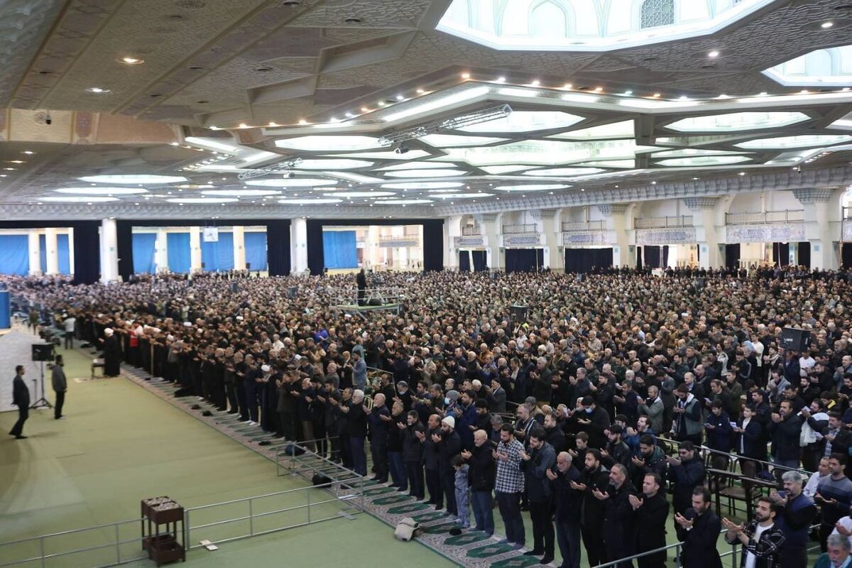 نماز عید سعید فطر به امامت حجت الاسلام والمسلمین حاج علی اکبری امام جمعه موقت تهران، در مصلای امام خمینی (ره) اقامه شد.