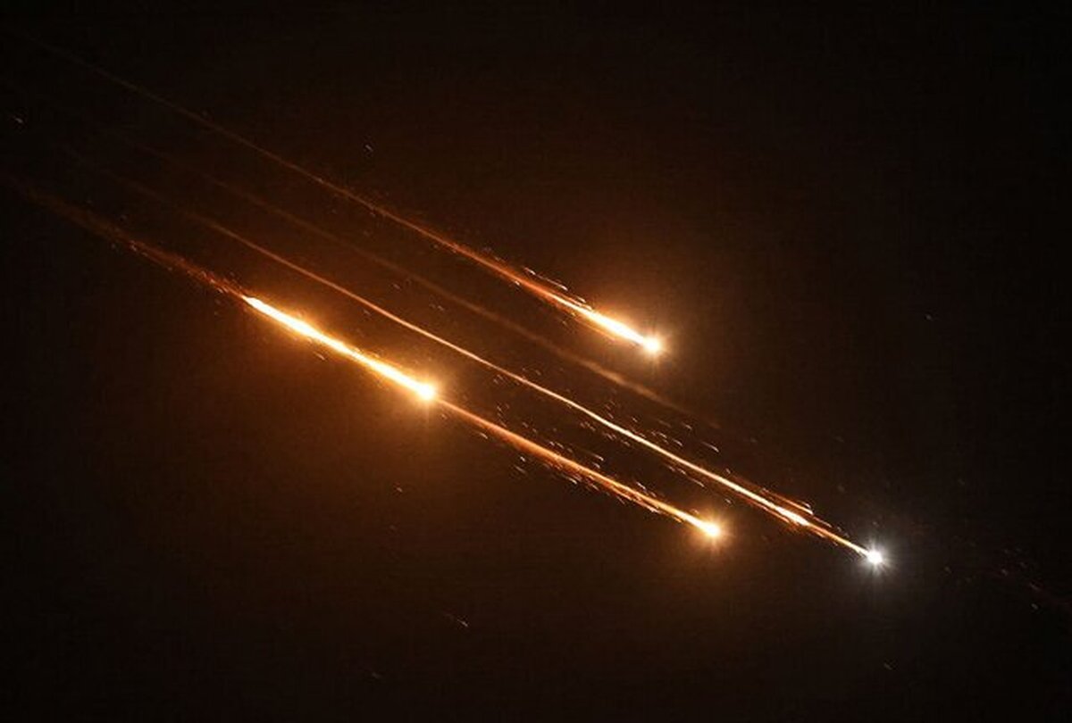 مراکز استقرار نیروها و شرکت‌های صنعتی ـ نظامی رژیم صهیونیستی هدف قرار گرفت