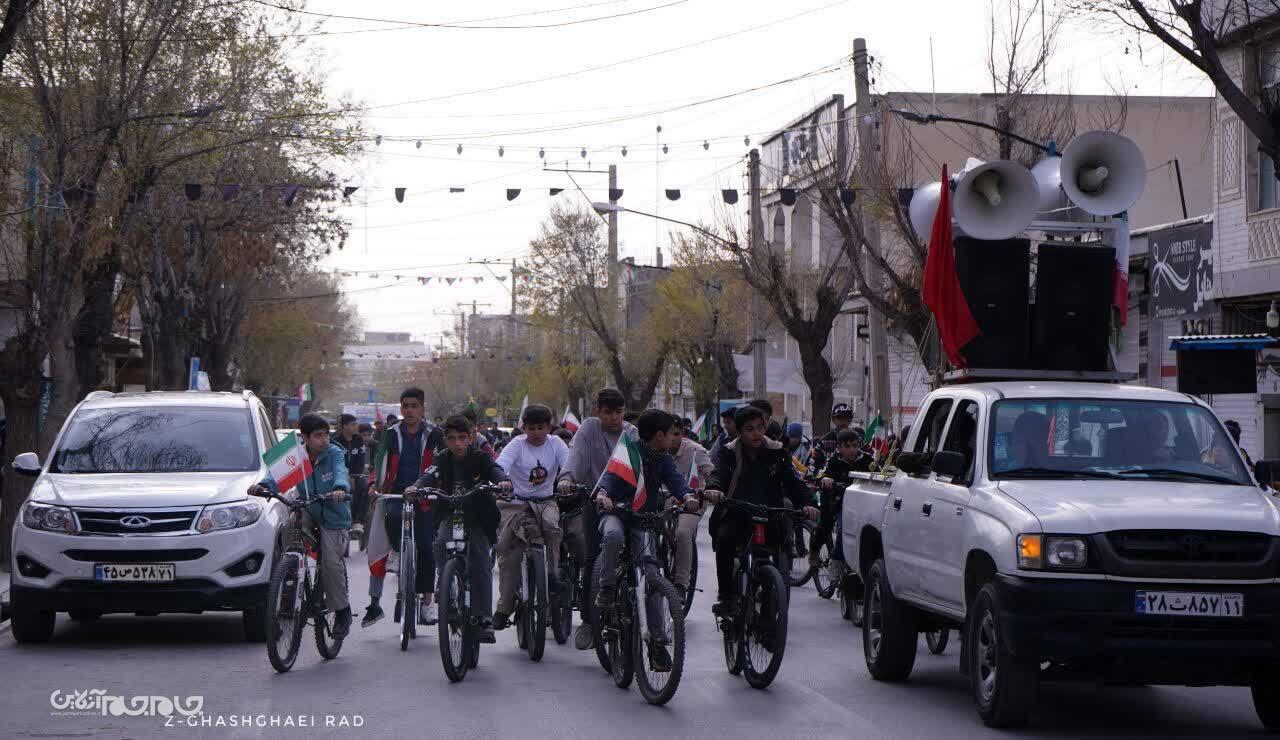 حمایت از ایران، به سبک نوجوانان رکاب زن فرخشهری +تصاویر حمایت از ایران، به سبک نوجوانان رکاب زن فرخشهری +تصاویر