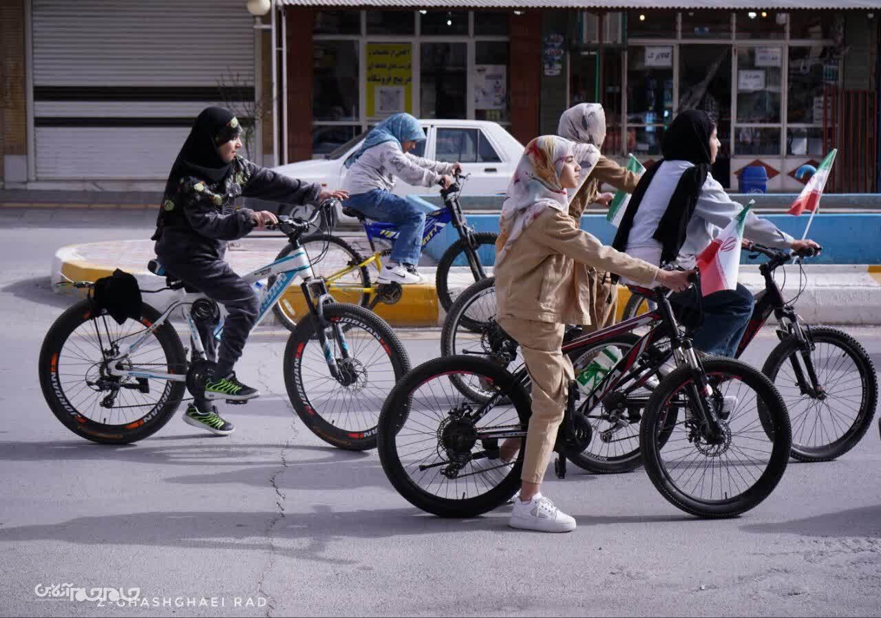 حمایت از ایران، به سبک نوجوانان رکاب زن فرخشهری +تصاویر حمایت از ایران، به سبک نوجوانان رکاب زن فرخشهری +تصاویر