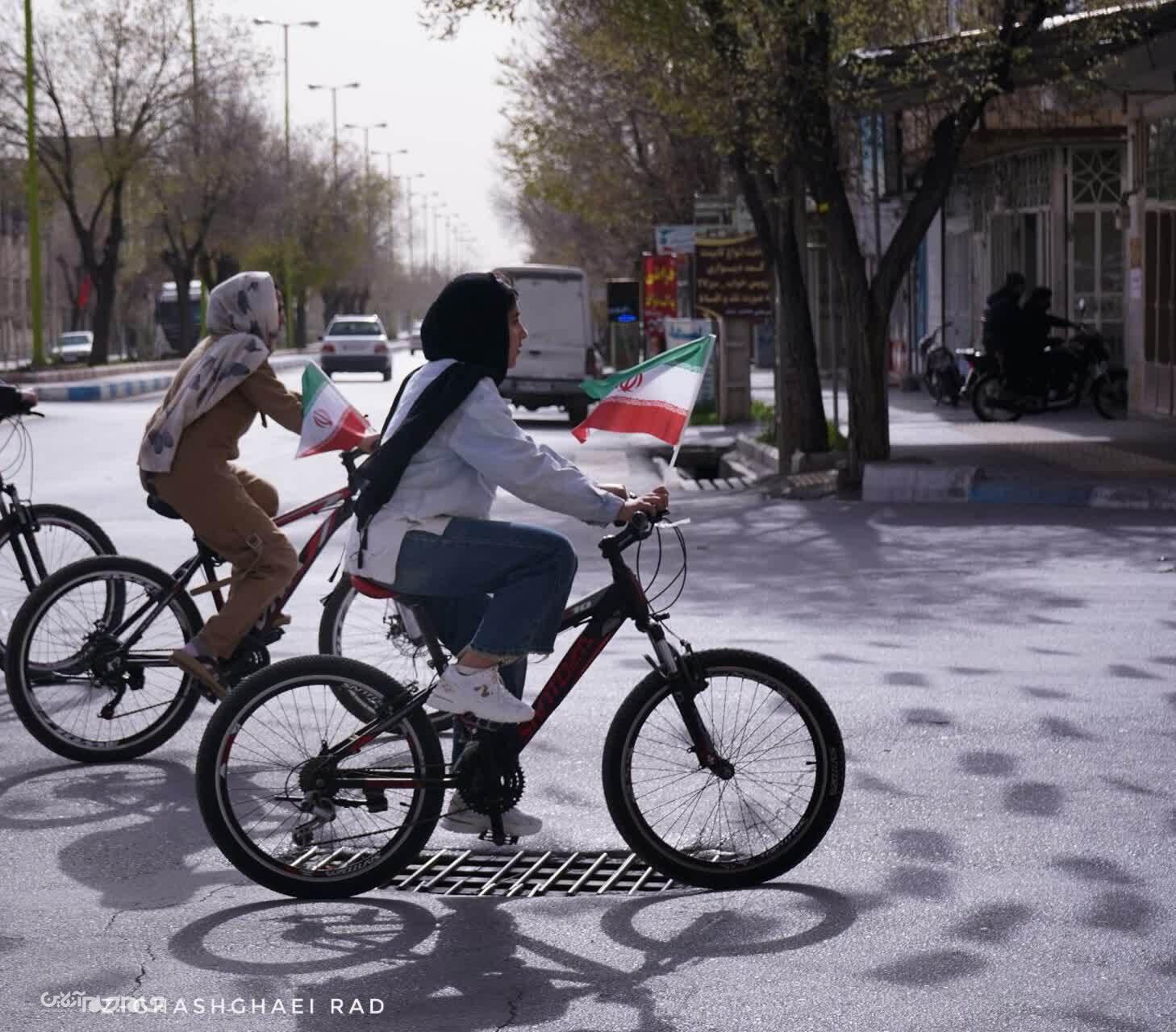 حمایت از ایران، به سبک نوجوانان رکاب زن فرخشهری +تصاویر حمایت از ایران، به سبک نوجوانان رکاب زن فرخشهری +تصاویر