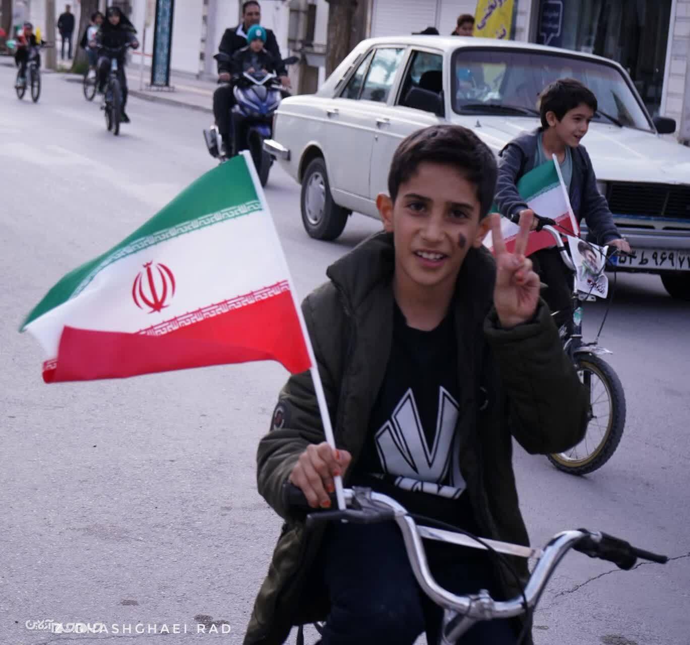 حمایت از ایران، به سبک نوجوانان رکاب زن فرخشهری +تصاویر حمایت از ایران، به سبک نوجوانان رکاب زن فرخشهری +تصاویر