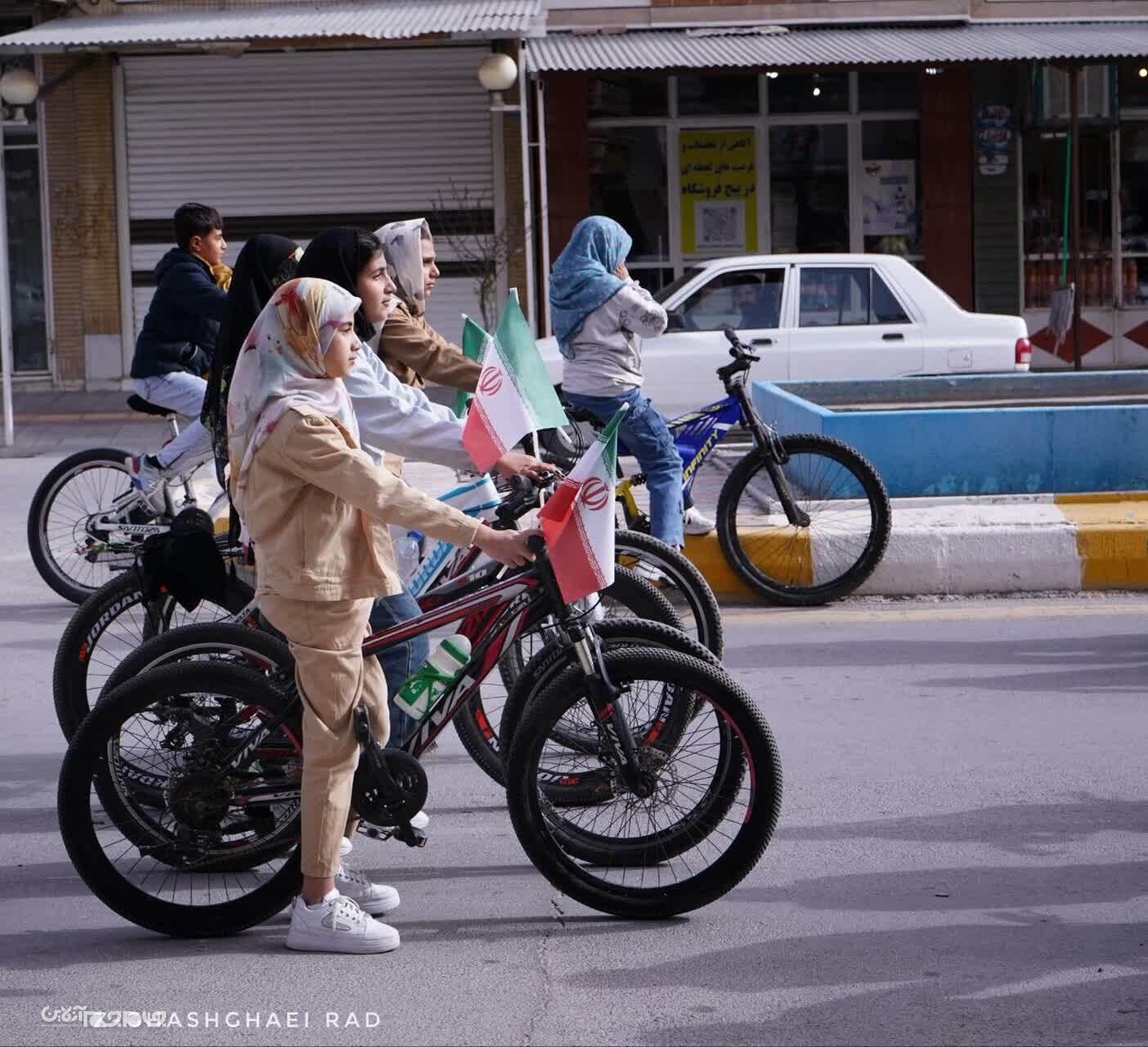 حمایت از ایران، به سبک نوجوانان رکاب زن فرخشهری +تصاویر حمایت از ایران، به سبک نوجوانان رکاب زن فرخشهری +تصاویر