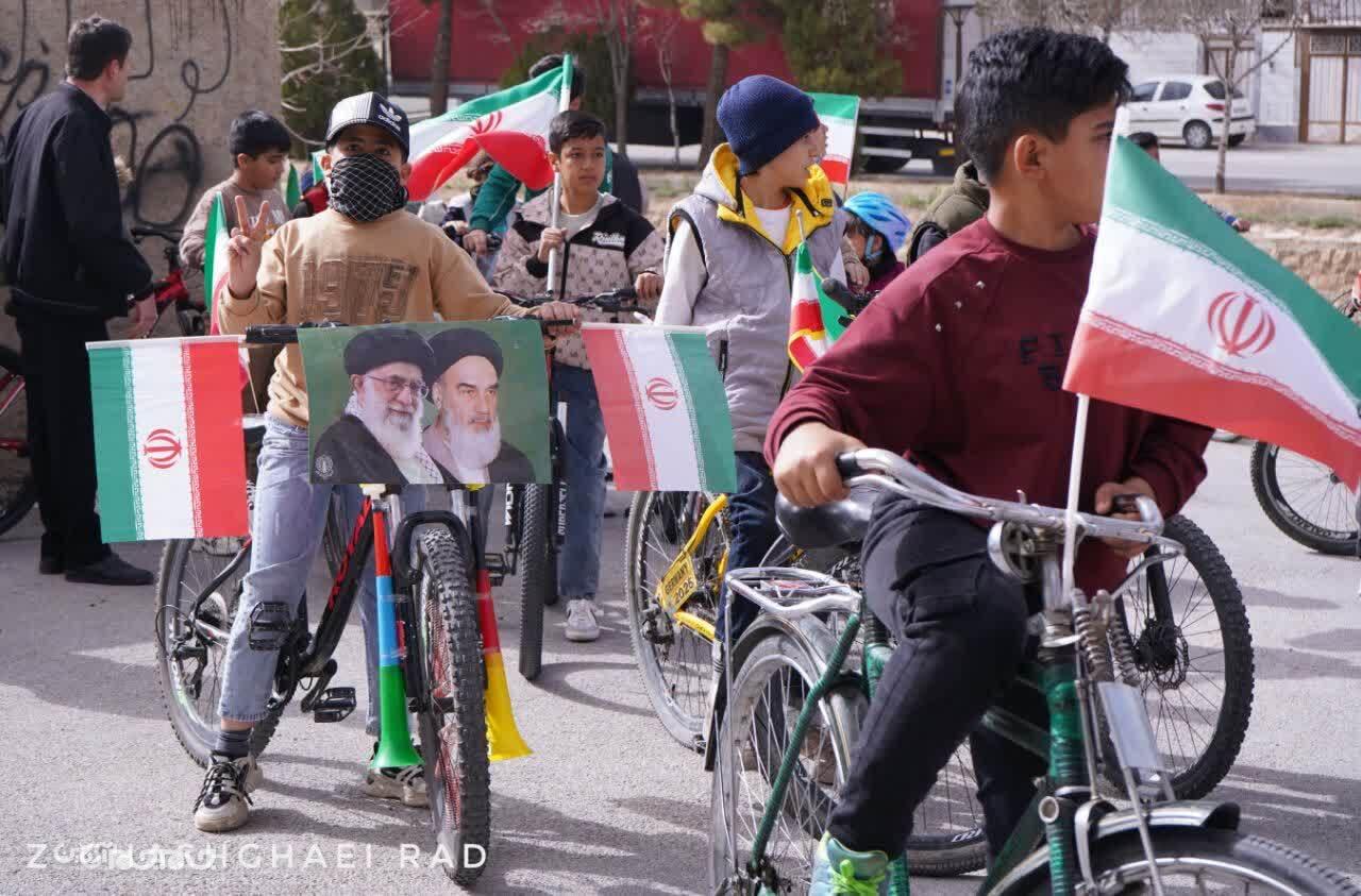 حمایت از ایران، به سبک نوجوانان رکاب زن فرخشهری +تصاویر حمایت از ایران، به سبک نوجوانان رکاب زن فرخشهری +تصاویر