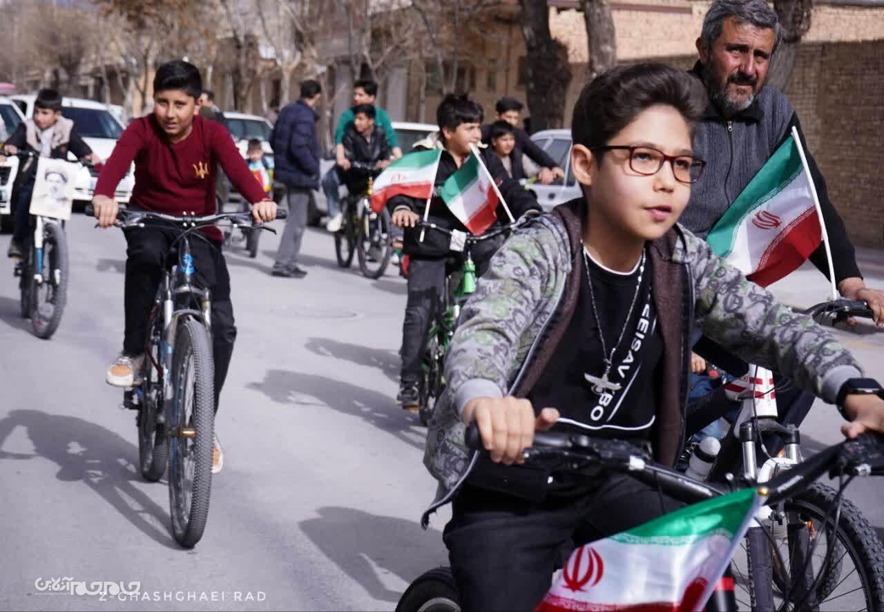 حمایت از ایران، به سبک نوجوانان رکاب زن فرخشهری +تصاویر حمایت از ایران، به سبک نوجوانان رکاب زن فرخشهری +تصاویر