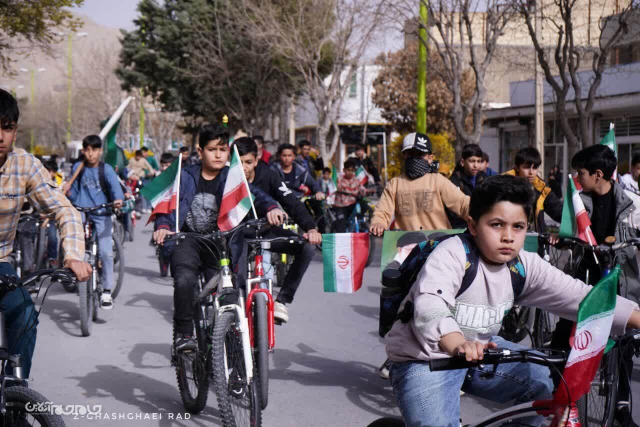 حمایت از ایران، به سبک نوجوانان رکاب زن فرخشهری +تصاویر حمایت از ایران، به سبک نوجوانان رکاب زن فرخشهری +تصاویر