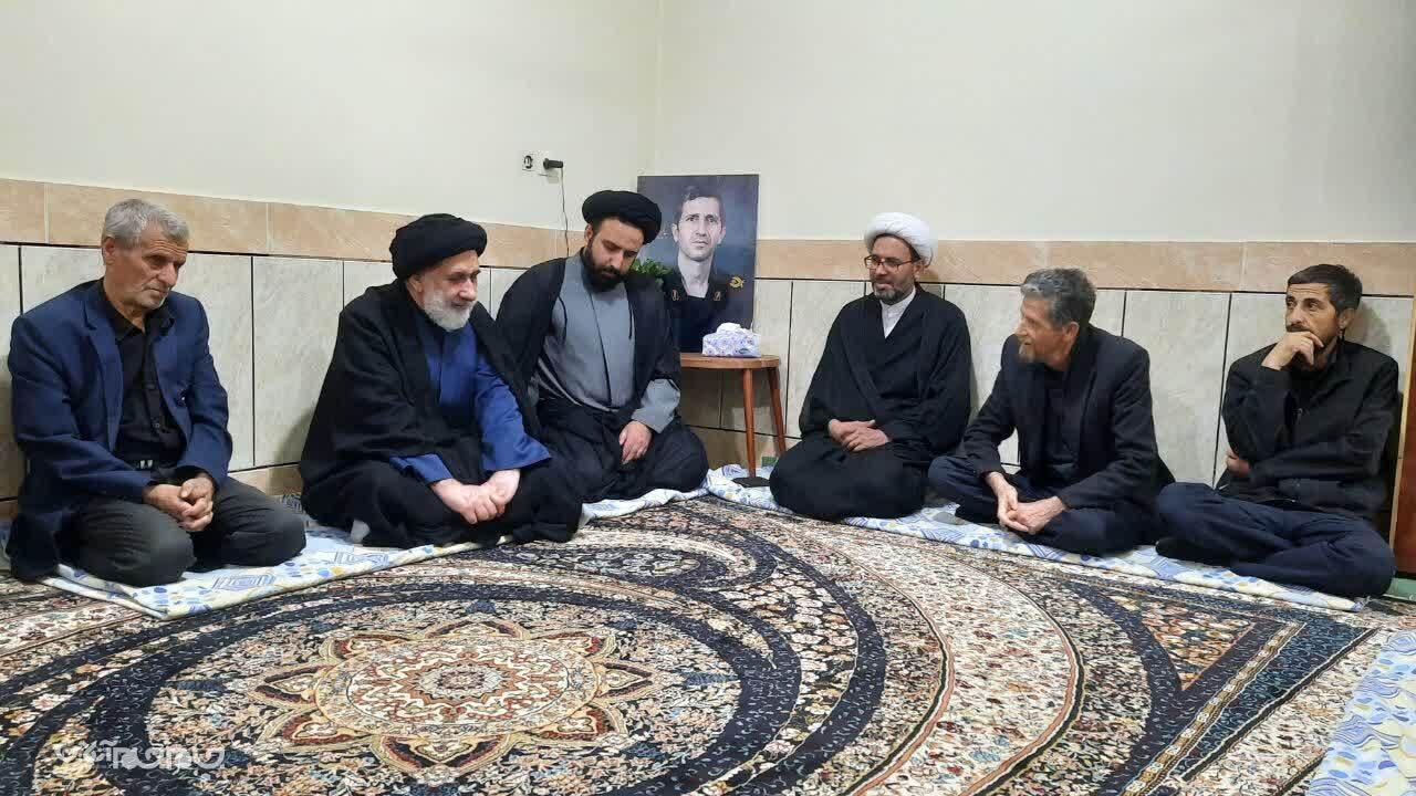 دیدار حجت الاسلام و المسلمین فاطمی با خانواده شهدای جنگ رمضان در وردنجان +تصاویر