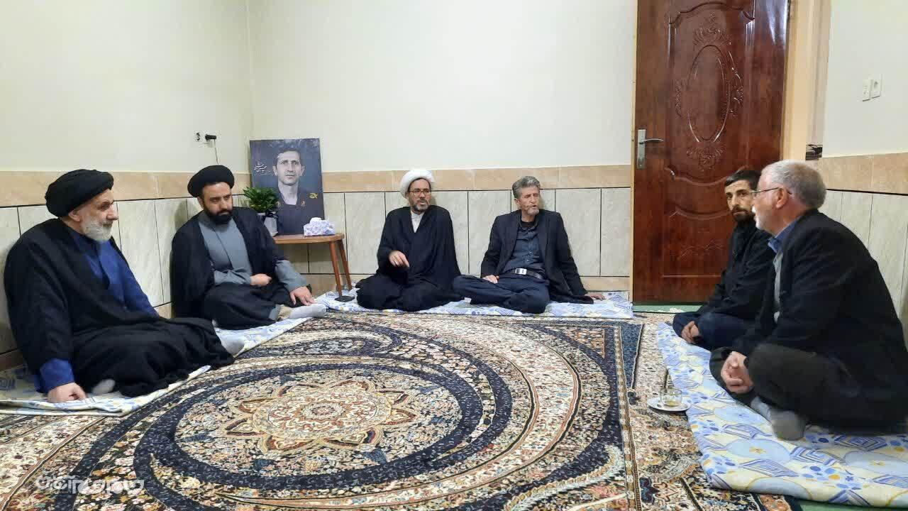 دیدار حجت الاسلام و المسلمین فاطمی با خانواده شهدای جنگ رمضان در وردنجان +تصاویر