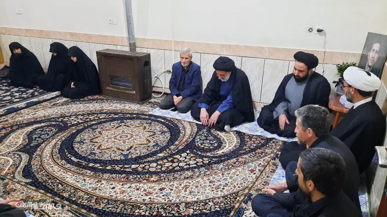 دیدار حجت الاسلام و المسلمین فاطمی با خانواده شهدای جنگ رمضان در وردنجان +تصاویر