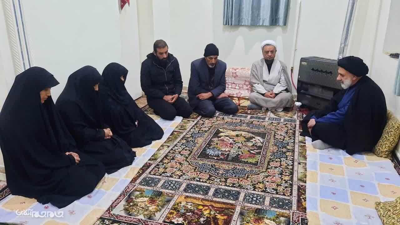 دیدار حجت الاسلام و المسلمین فاطمی با خانواده شهدای جنگ رمضان در وردنجان +تصاویر