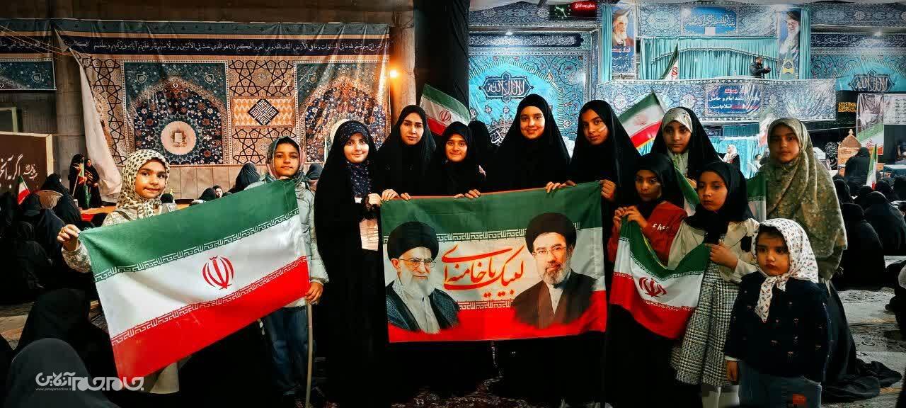 پلاکاردها، زبان گویای مقاومت شدند پلاکاردها، زبان گویای مقاومت شدند