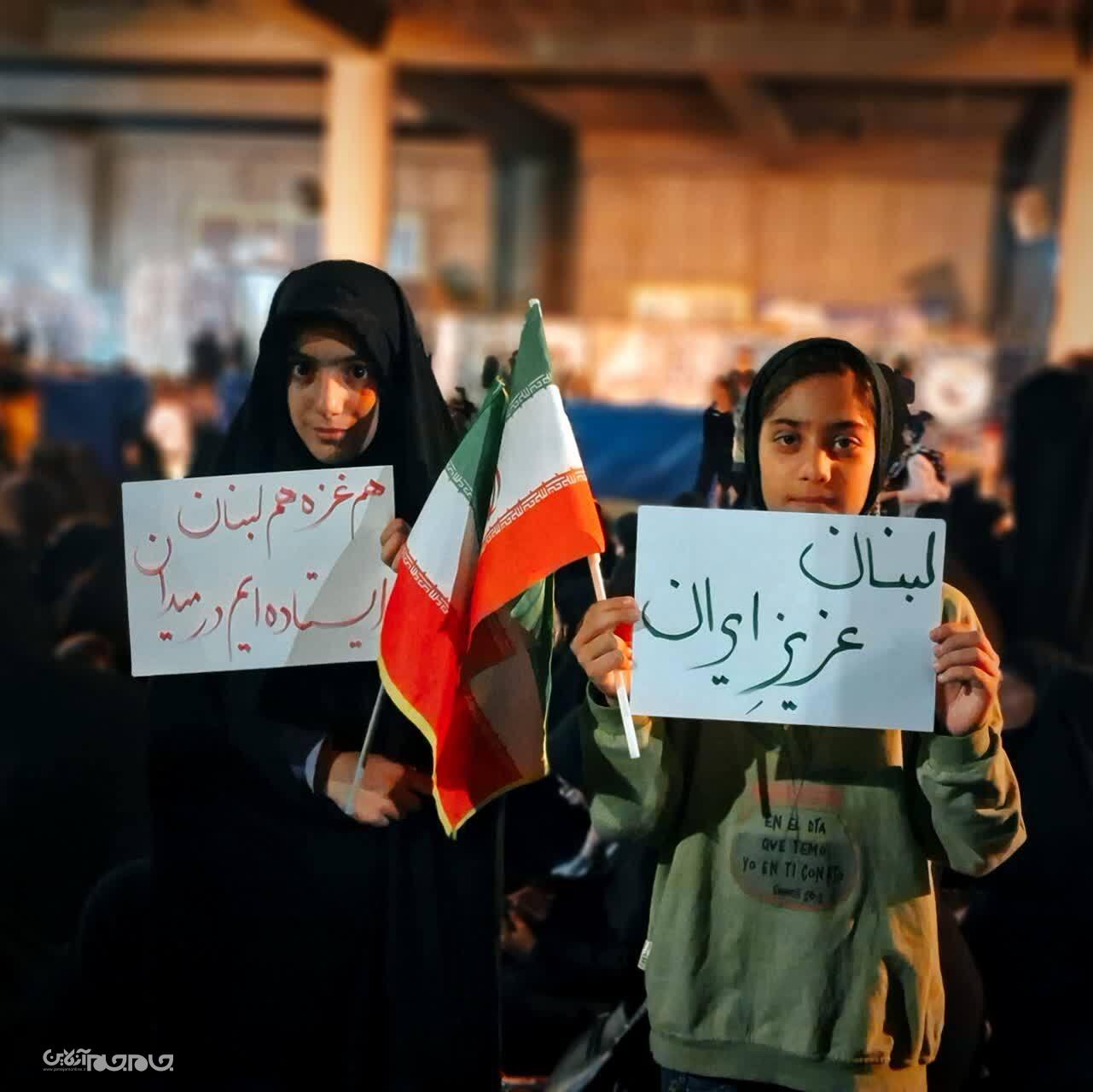 پلاکاردها، زبان گویای مقاومت شدند پلاکاردها، زبان گویای مقاومت شدند