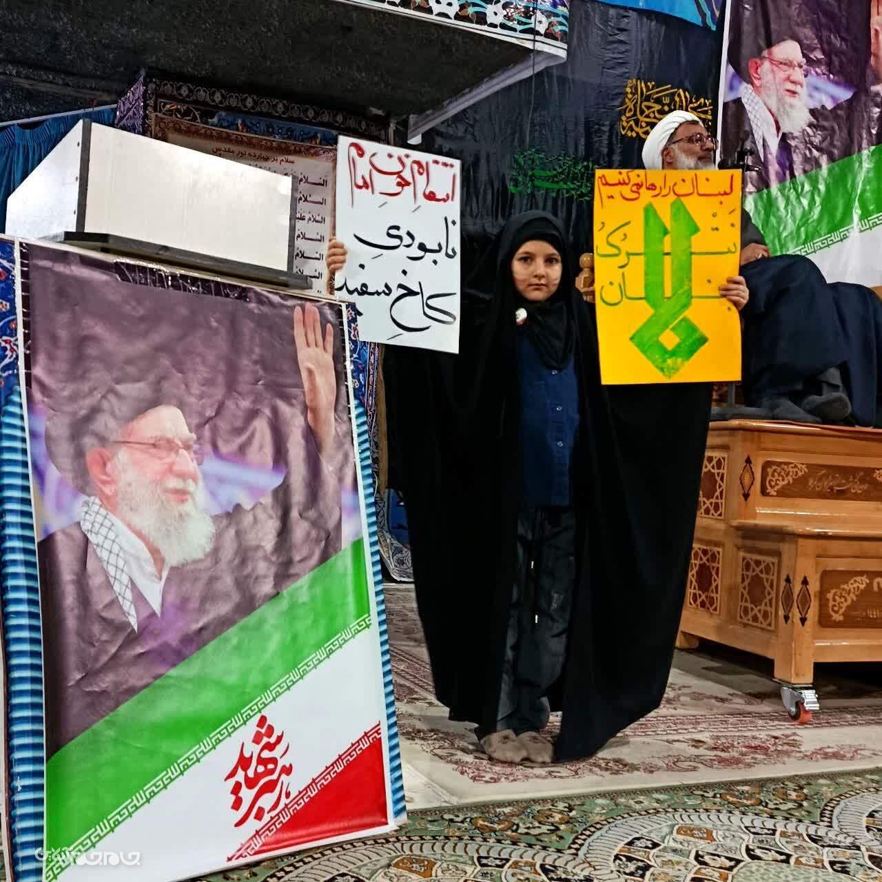 پلاکاردها، زبان گویای مقاومت شدند پلاکاردها، زبان گویای مقاومت شدند