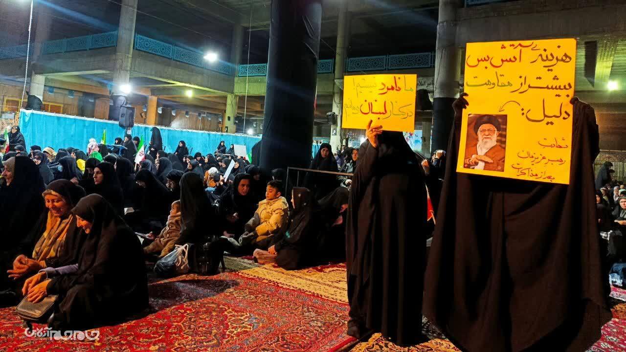 پلاکاردها، زبان گویای مقاومت شدند پلاکاردها، زبان گویای مقاومت شدند