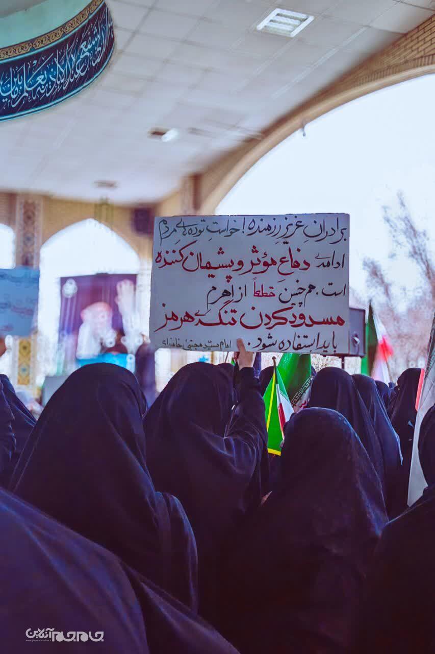 پلاکاردها، زبان گویای مقاومت شدند پلاکاردها، زبان گویای مقاومت شدند