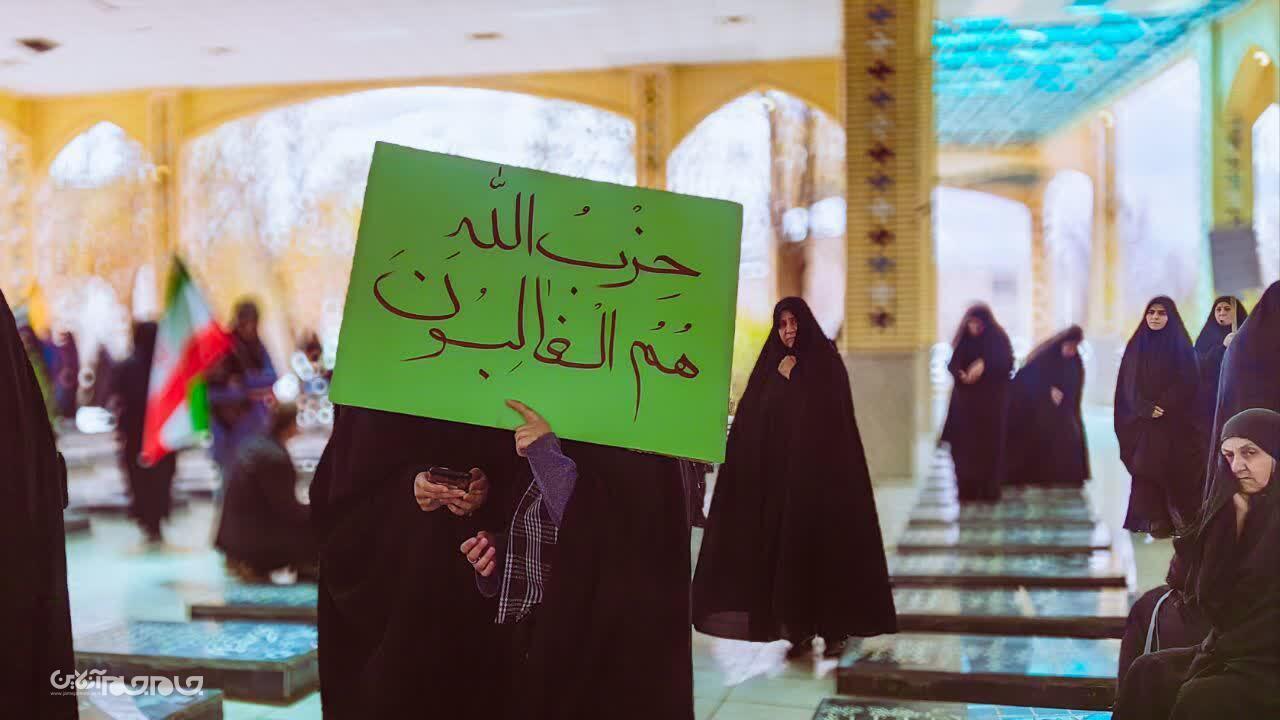 پلاکاردها، زبان گویای مقاومت شدند پلاکاردها، زبان گویای مقاومت شدند