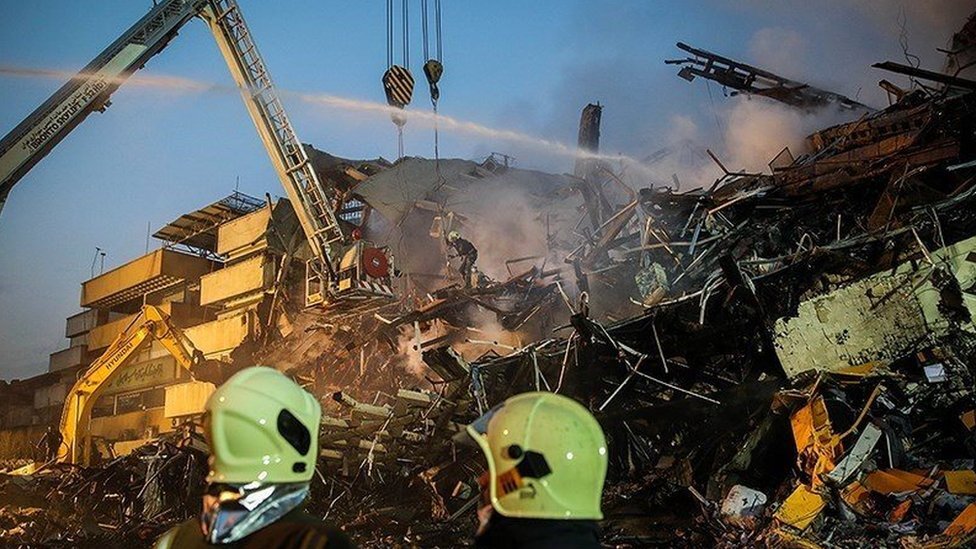 ۱۱ کشته در تصادف/ نجات ۴ نفراز زیر آوار ساختمان