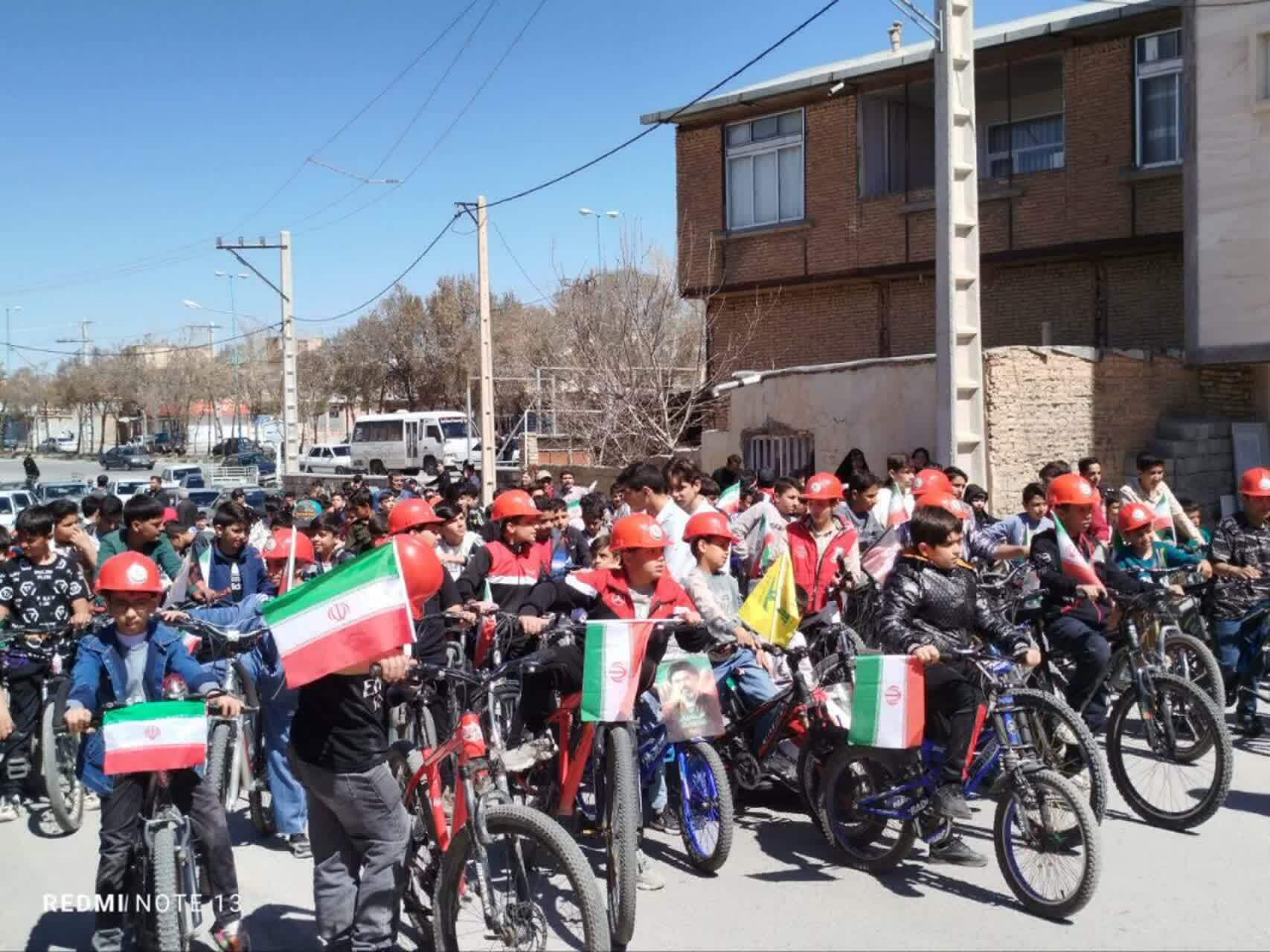 برگزاری همایش دوچرخه‌سواری دانش‌آموزان پسر شهر سورشجان +تصاویر