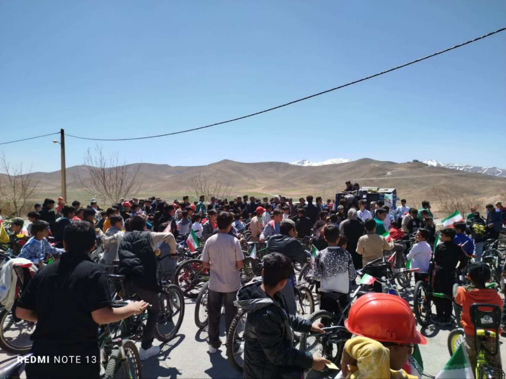 برگزاری همایش دوچرخه‌سواری دانش‌آموزان پسر شهر سورشجان +تصاویر