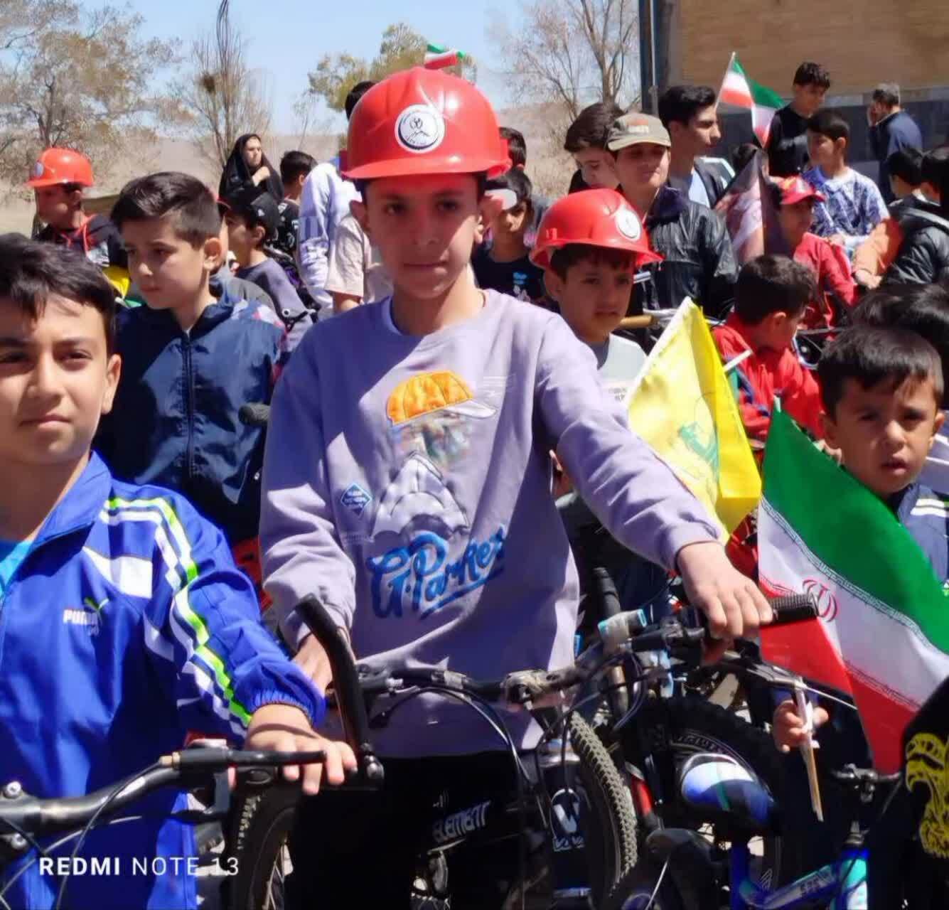 برگزاری همایش دوچرخه‌سواری دانش‌آموزان پسر شهر سورشجان +تصاویر