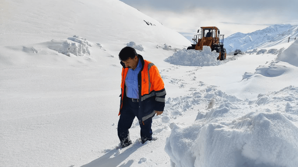 بارش برف در گردنه‌های چری و شاه منصوری