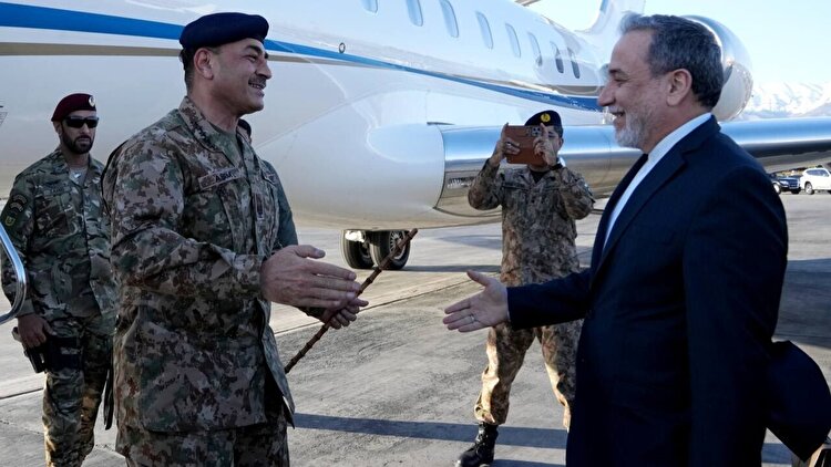 استقبال عراقچی از فرمانده ارتش پاکستان در تهران