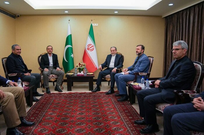 دیدار فرمانده ارتش پاکستان با عراقچی دیدار فرمانده ارتش پاکستان با عراقچی