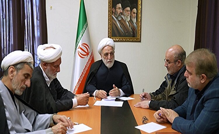 دشمن در جایگاهی نیست که برای ما تصمیم بگیرد / برخورد قاطعانه با عناصری که با دشمن همکاری و همراهی کردند