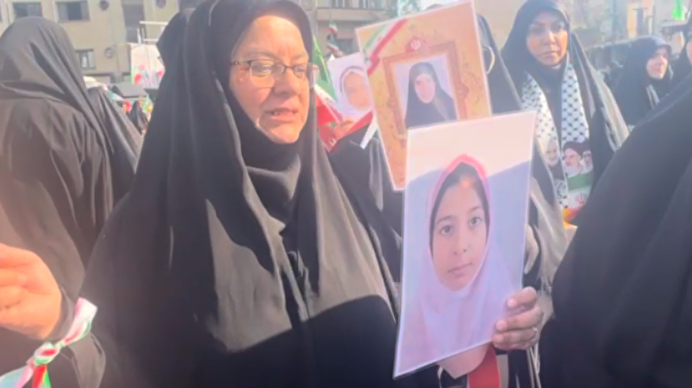 ببینید |  دخترانی که با عکس دانش اموزان میناب در گردهمایی دختران جان فدا حضور پیدا کردند