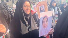 ببینید |  دخترانی که با عکس دانش اموزان میناب در گردهمایی دختران جان فدا حضور پیدا کردند