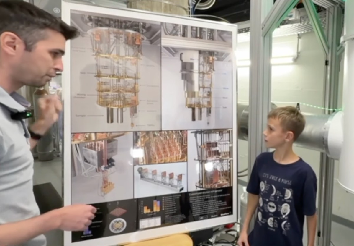 عکس | از این پسر ۹ ساله کوانتوم بیاموزید!!