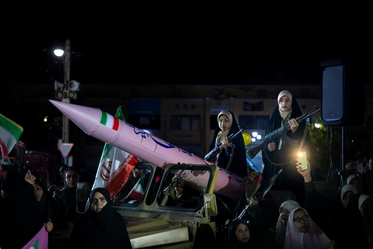 خیابان، در دست دختران جدانفدای بام ایران