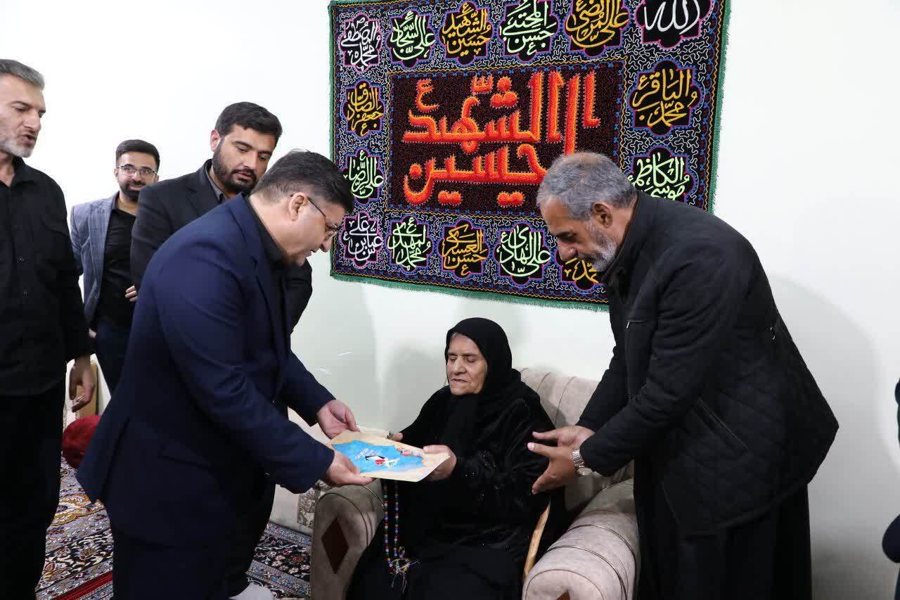 دیدار استاندار چهارمحال و بختیاری با خانواده سرداران شهید +تصاویر دیدار استاندار چهارمحال و بختیاری با خانواده سرداران شهید +تصاویر