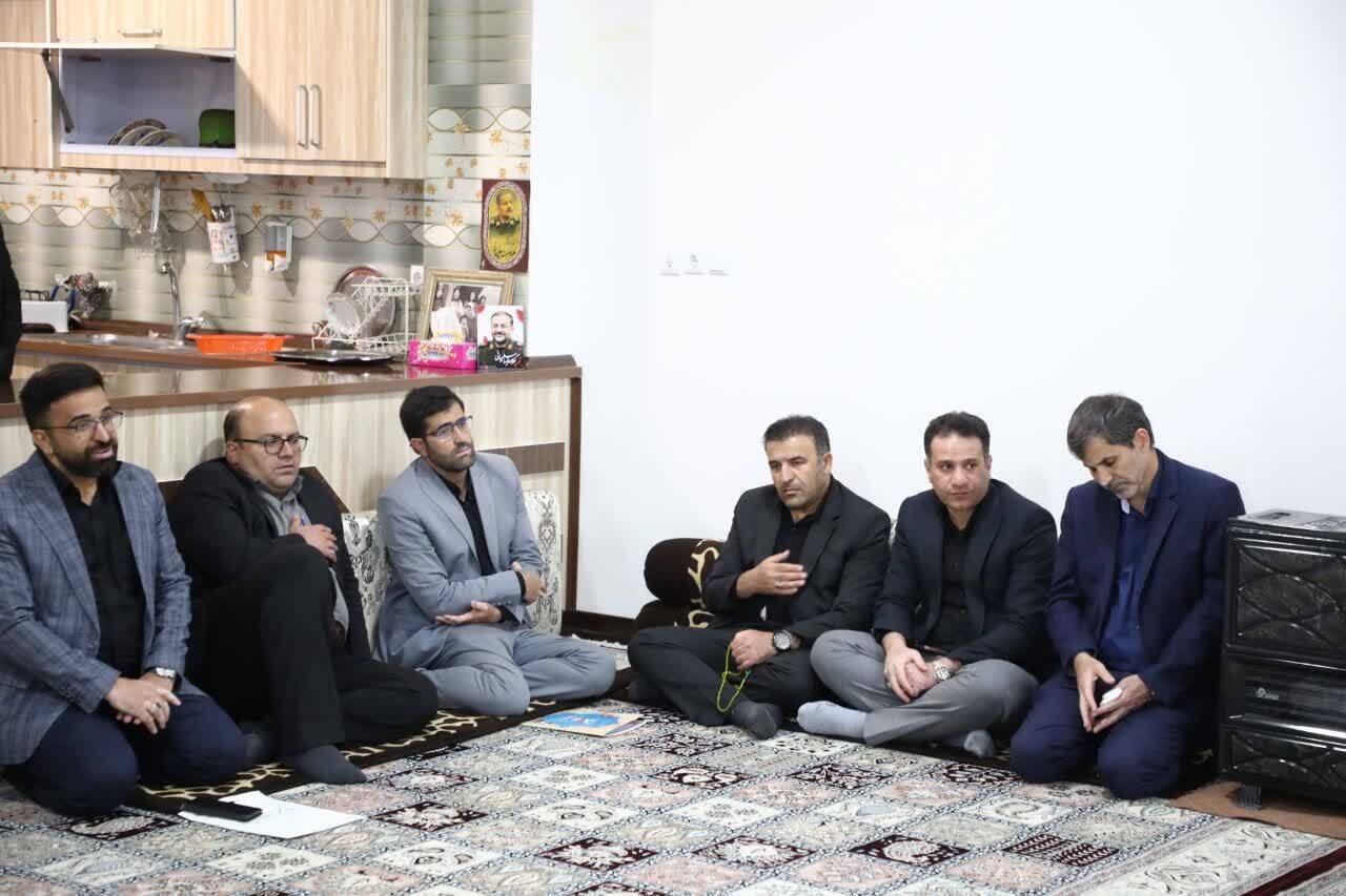 دیدار استاندار چهارمحال و بختیاری با خانواده سرداران شهید +تصاویر دیدار استاندار چهارمحال و بختیاری با خانواده سرداران شهید +تصاویر